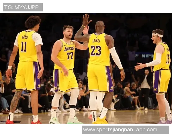 老詹在湖人战术体系中的定位分析与角色转变探讨